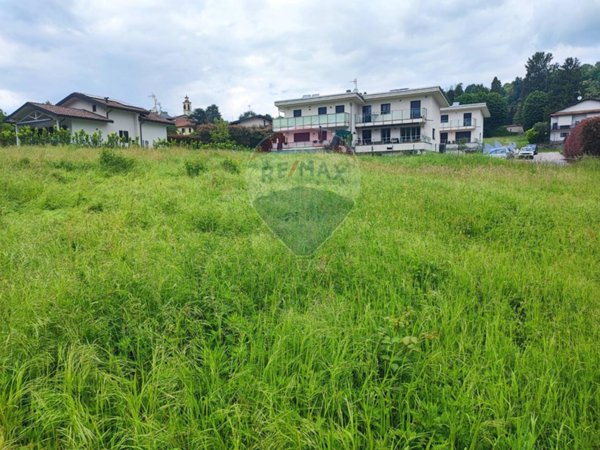 terreno edificabile in vendita a Laveno-Mombello in zona Pradaccio