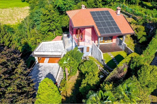casa indipendente in vendita a Laveno-Mombello in zona Rebolgiane