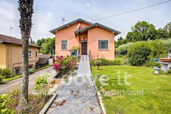 casa indipendente in vendita a Laveno-Mombello in zona Laveno