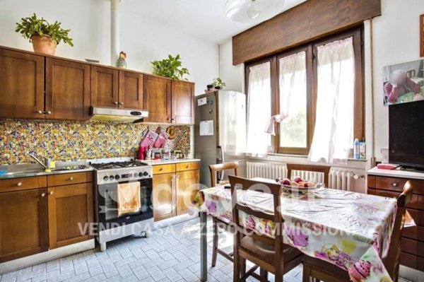 casa indipendente in vendita a Laveno-Mombello in zona Laveno