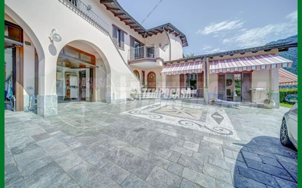 casa indipendente in vendita a Laveno-Mombello in zona Laveno