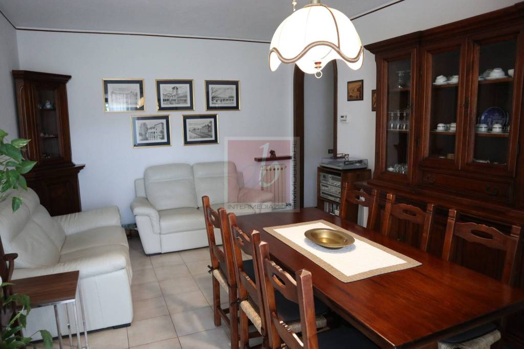 appartamento in vendita a Laveno-Mombello in zona Laveno