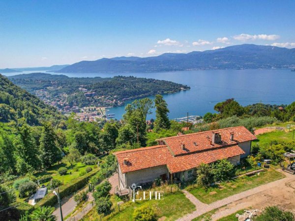 casa indipendente in vendita a Laveno-Mombello in zona Laveno