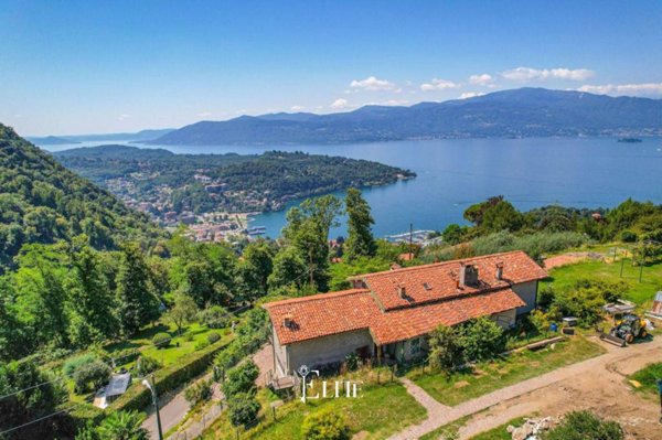 casa indipendente in vendita a Laveno-Mombello in zona Laveno