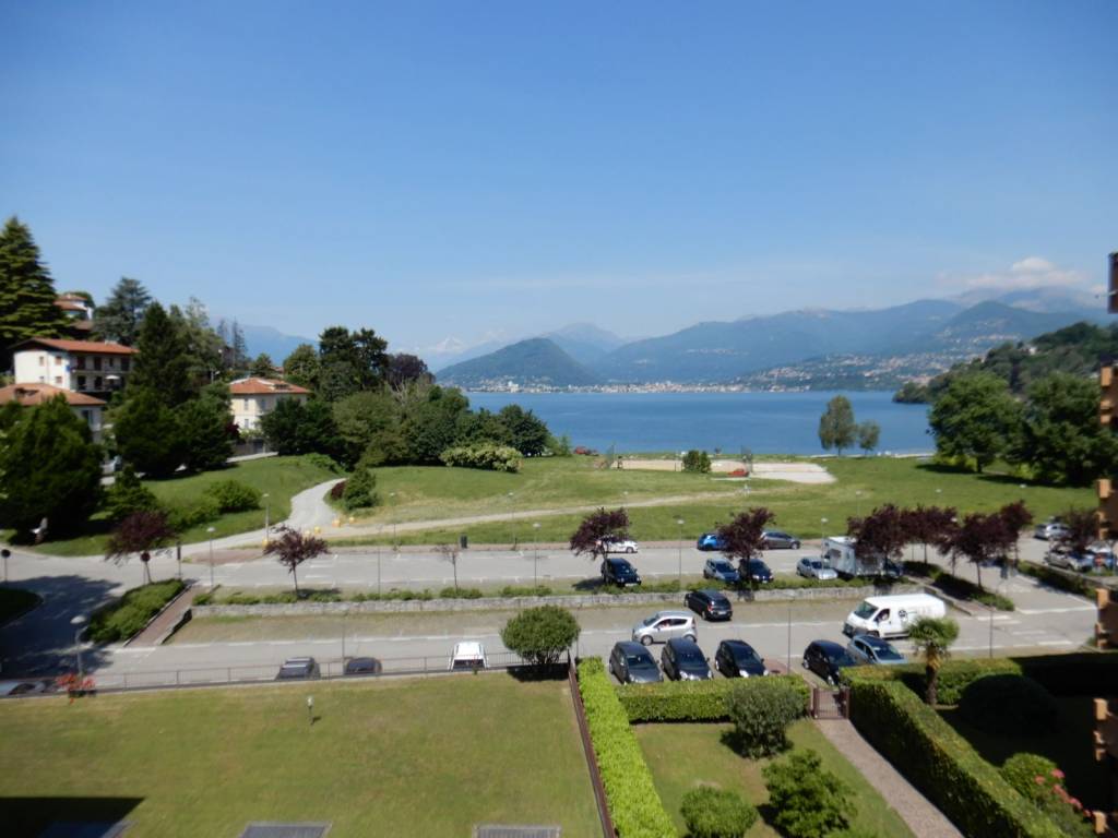 appartamento in vendita a Laveno-Mombello in zona Laveno