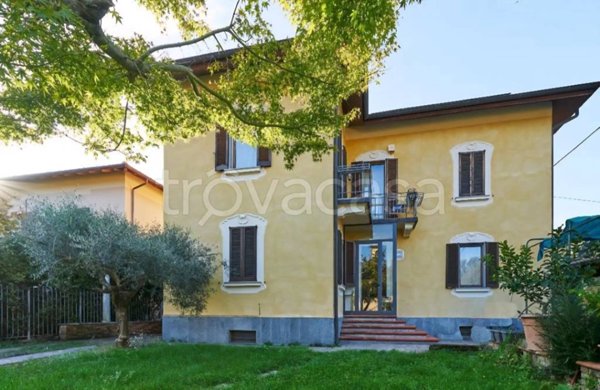 casa indipendente in vendita a Laveno-Mombello in zona Laveno