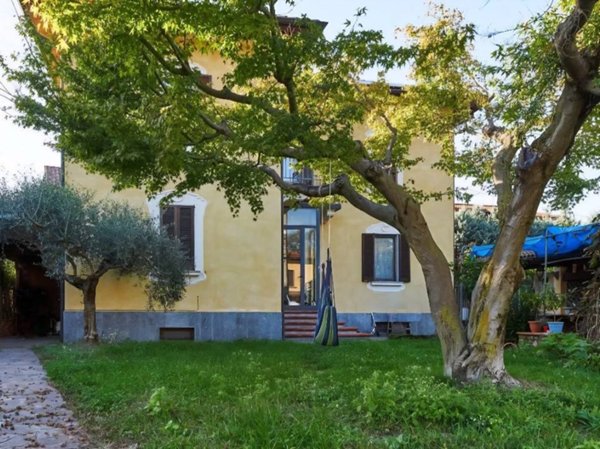 casa indipendente in vendita a Laveno-Mombello in zona Laveno