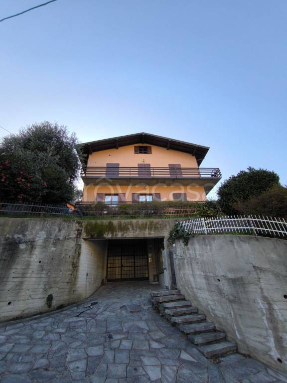 casa indipendente in vendita a Laveno-Mombello in zona Laveno