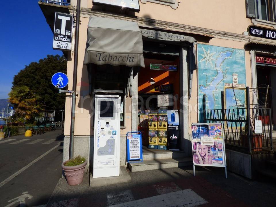 negozio in vendita a Laveno-Mombello in zona Laveno