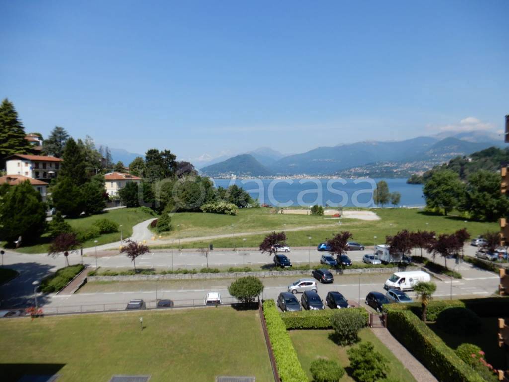appartamento in vendita a Laveno-Mombello in zona Laveno