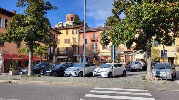 negozio in vendita a Laveno-Mombello in zona Laveno