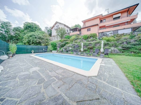 casa indipendente in vendita a Laveno-Mombello in zona Laveno