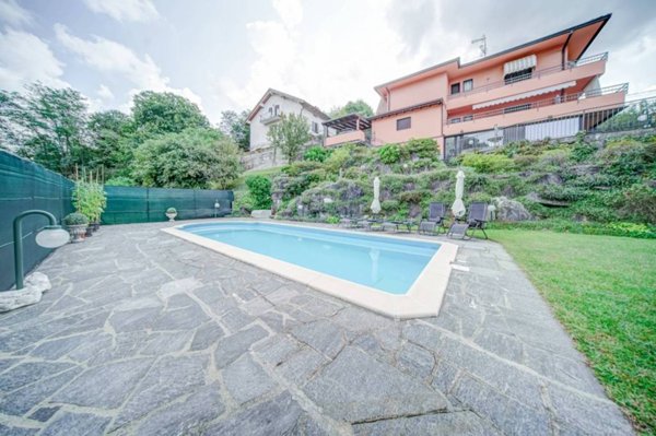 casa indipendente in vendita a Laveno-Mombello in zona Laveno