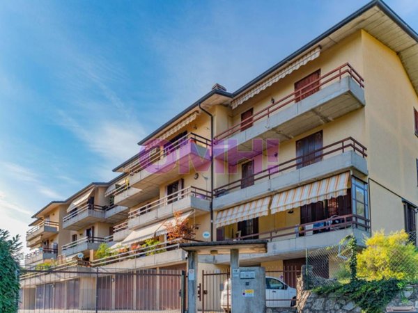 appartamento in vendita a Laveno-Mombello in zona Laveno