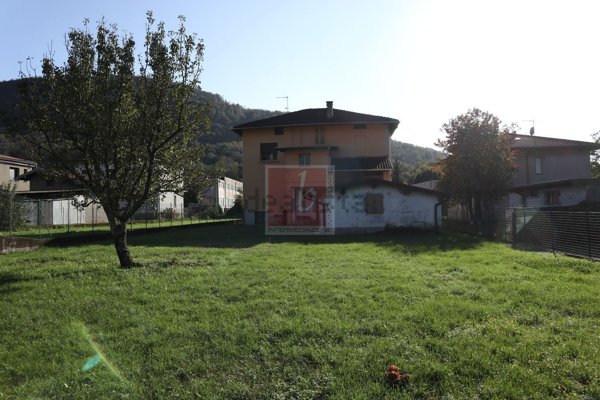 casa indipendente in vendita a Laveno-Mombello in zona Laveno