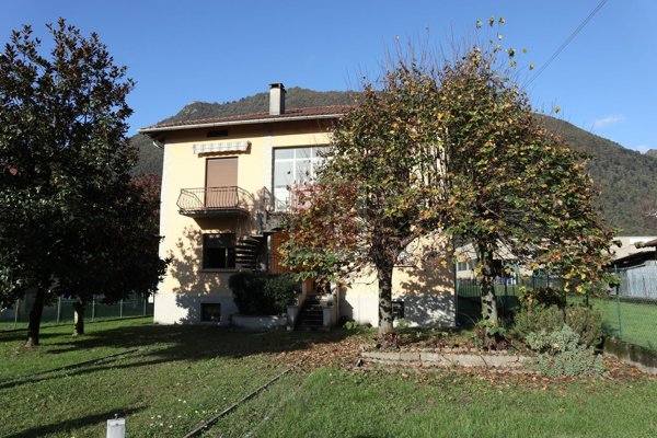 casa indipendente in vendita a Laveno-Mombello in zona Laveno