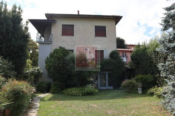 casa indipendente in vendita a Laveno-Mombello in zona Laveno