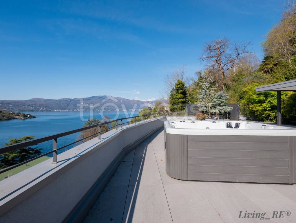 appartamento in vendita a Laveno-Mombello in zona Laveno