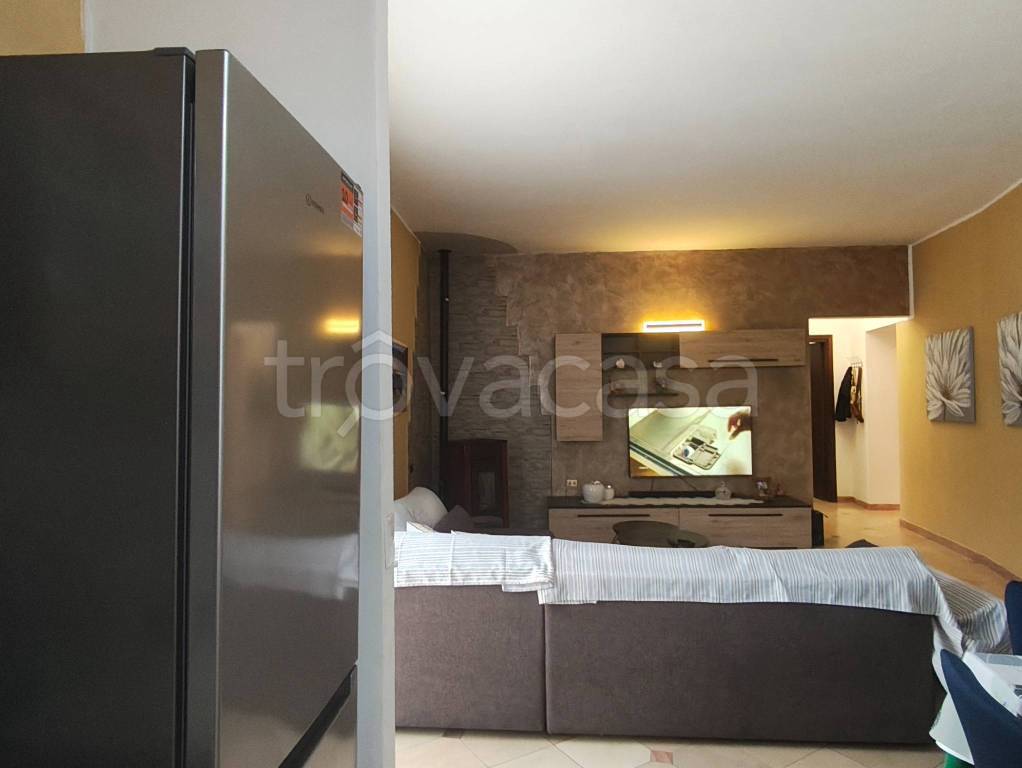 appartamento in vendita a Laveno-Mombello in zona Laveno