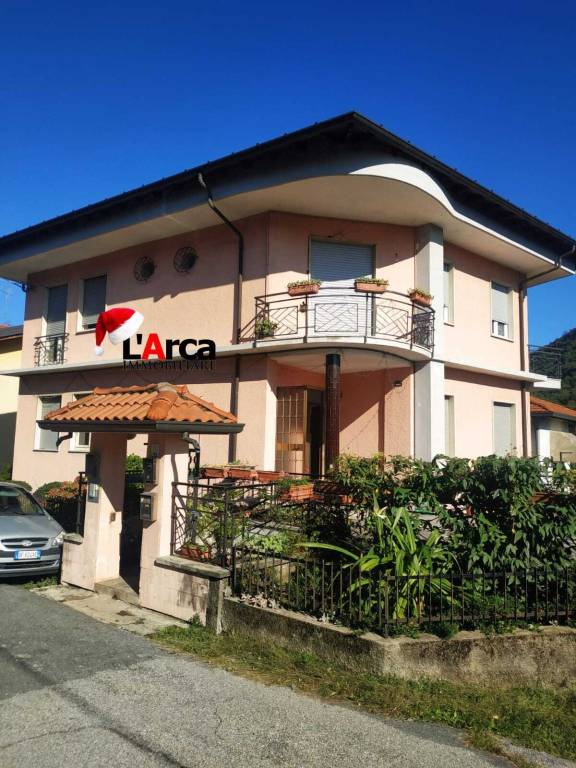 appartamento in vendita a Laveno-Mombello in zona Laveno