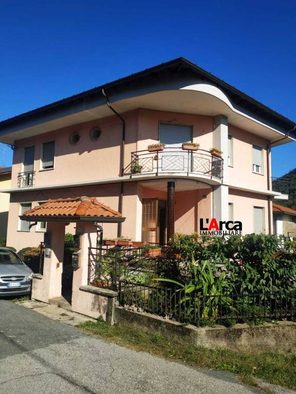 appartamento in vendita a Laveno-Mombello in zona Laveno