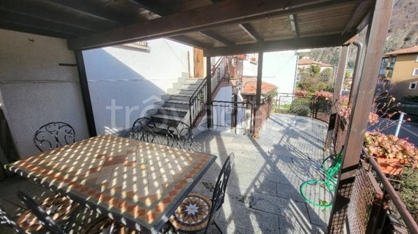 casa indipendente in vendita a Laveno-Mombello in zona Laveno