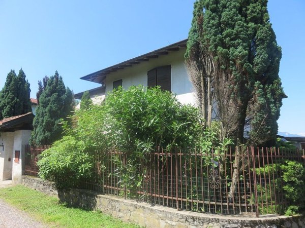 casa indipendente in vendita a Laveno-Mombello in zona Laveno