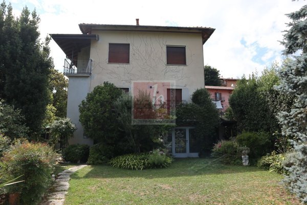 casa indipendente in vendita a Laveno-Mombello in zona Mombello