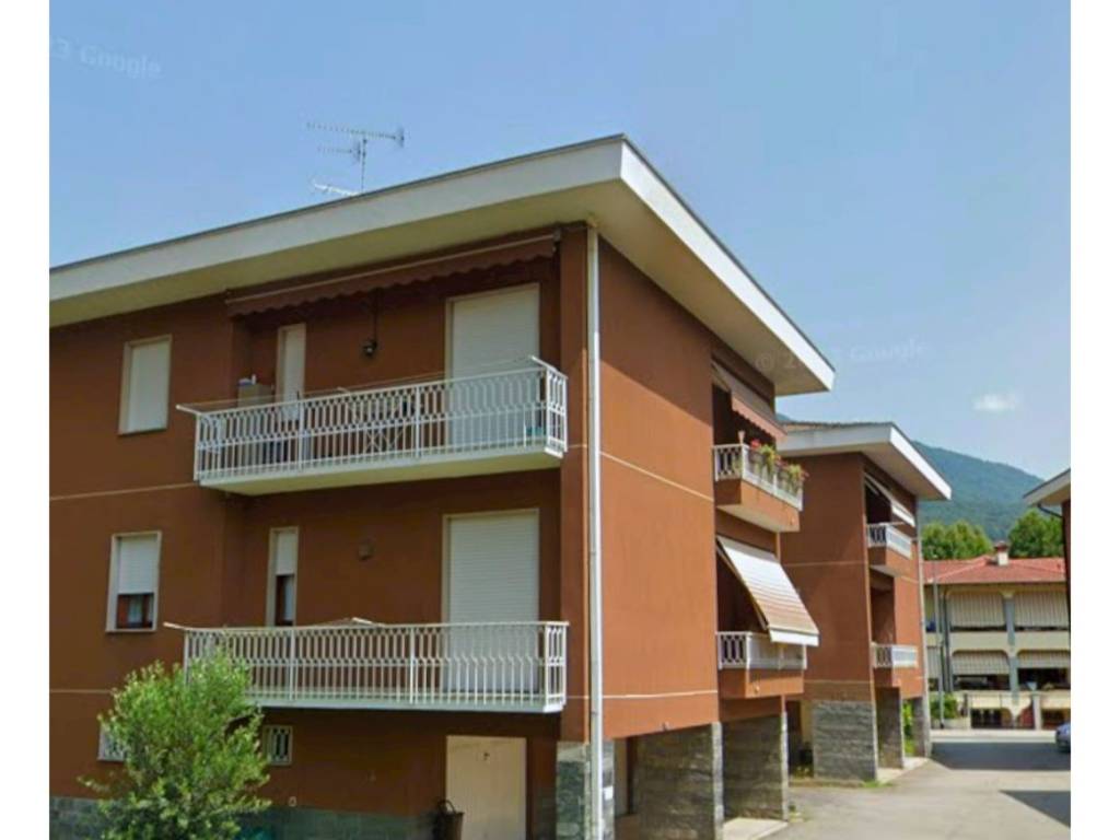 appartamento in vendita a Laveno-Mombello in zona Laveno