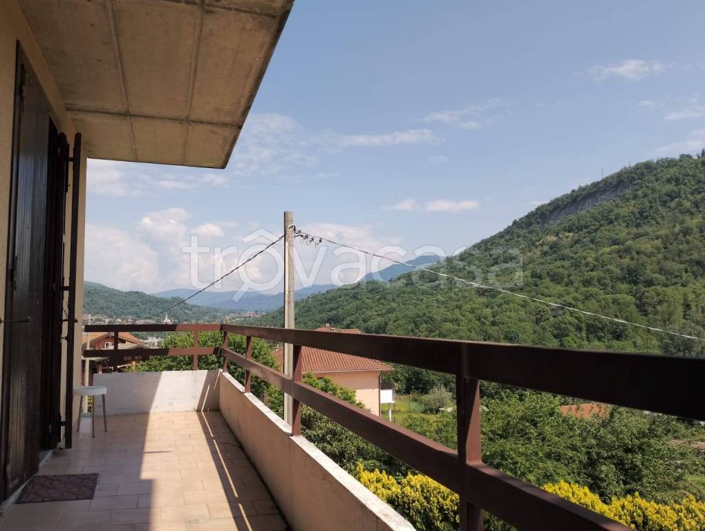 appartamento in vendita a Laveno-Mombello in zona Laveno