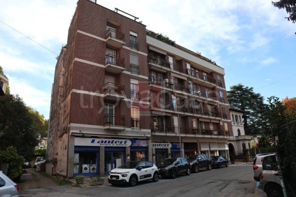 appartamento in vendita a Laveno-Mombello in zona Laveno