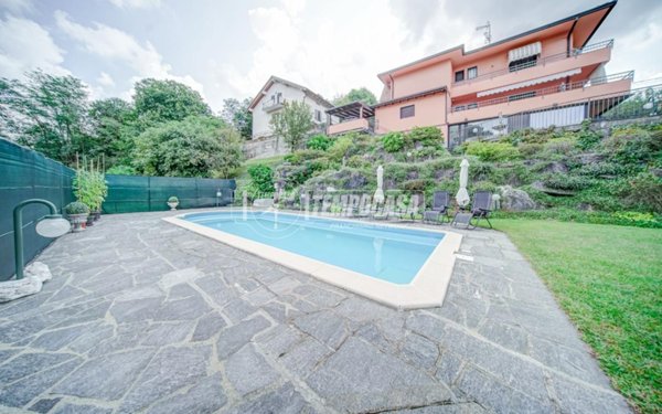 casa indipendente in vendita a Laveno-Mombello in zona Laveno