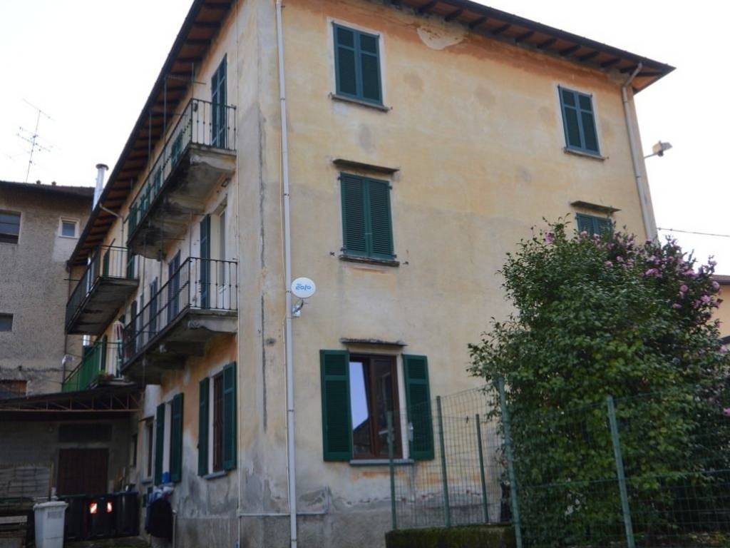 appartamento in vendita a Laveno-Mombello in zona Laveno