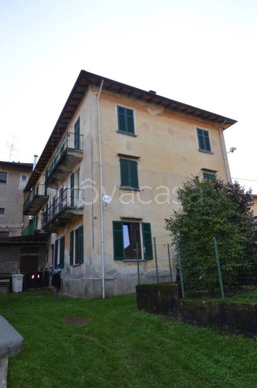 appartamento in vendita a Laveno-Mombello in zona Laveno