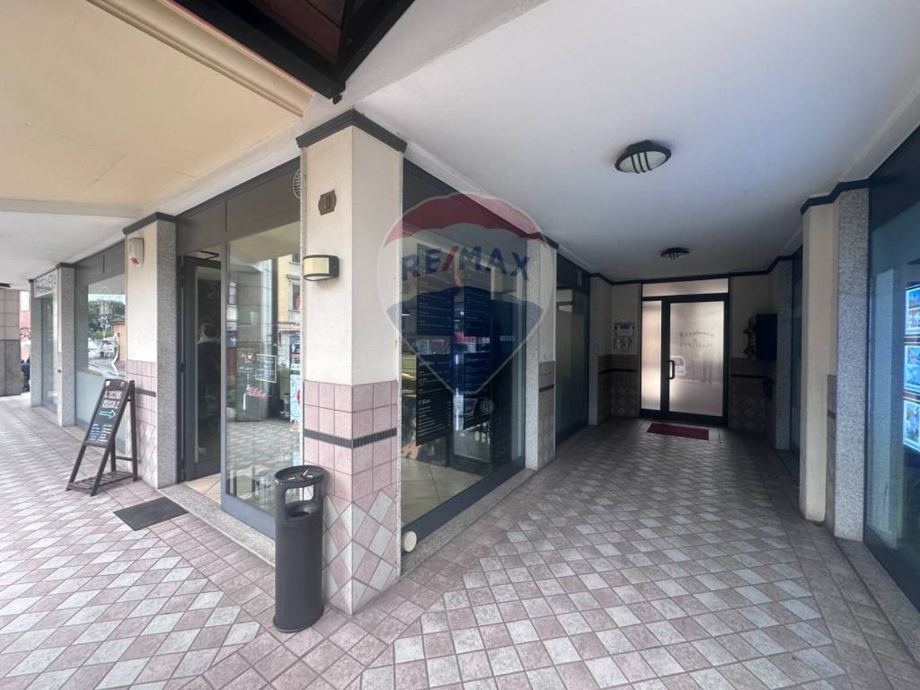 negozio in vendita a Laveno-Mombello in zona Laveno