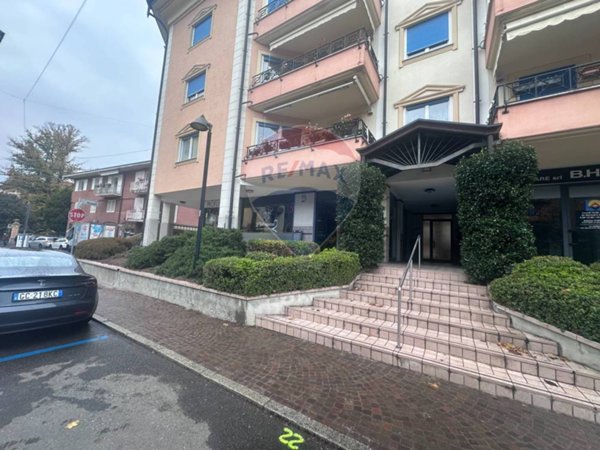 locale commerciale in vendita a Laveno-Mombello in zona Laveno