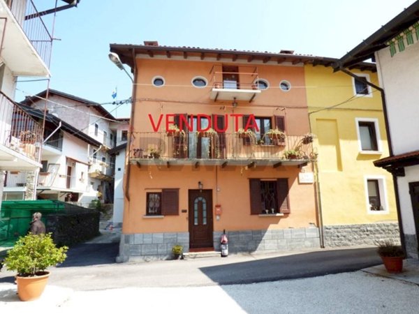 casa semindipendente in vendita a Laveno-Mombello in zona Rocca