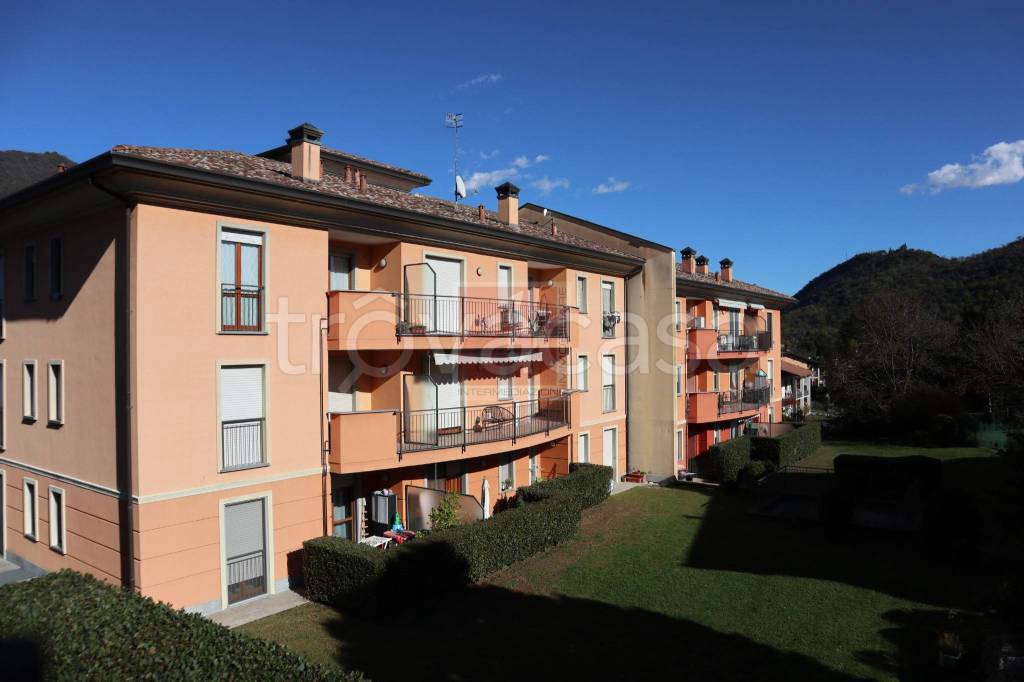 appartamento in vendita a Laveno-Mombello in zona Laveno