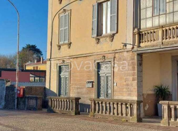 appartamento in vendita a Laveno-Mombello in zona Laveno