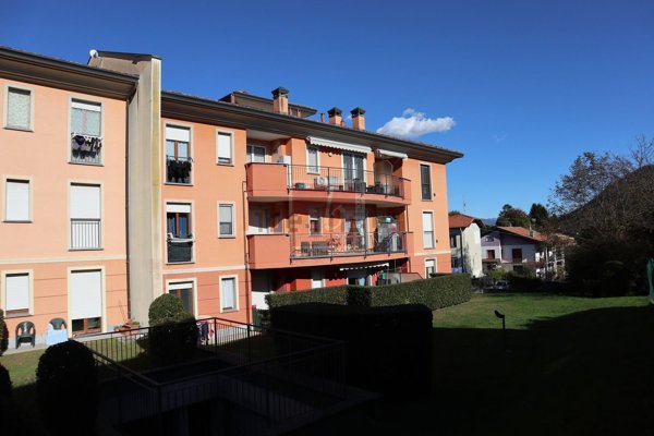 appartamento in vendita a Laveno-Mombello in zona Mombello