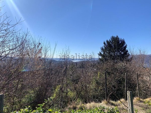 terreno edificabile in vendita a Laveno-Mombello in zona Mombello