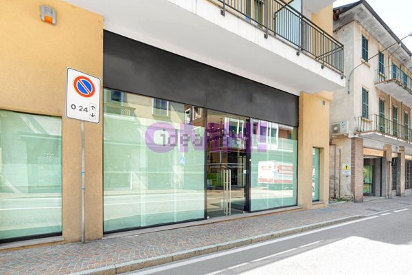 negozio in vendita a Laveno-Mombello in zona Laveno