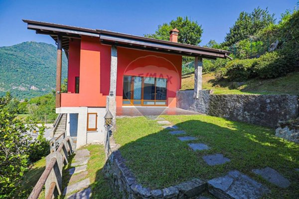 casa indipendente in vendita a Laveno-Mombello in zona Rebolgiane