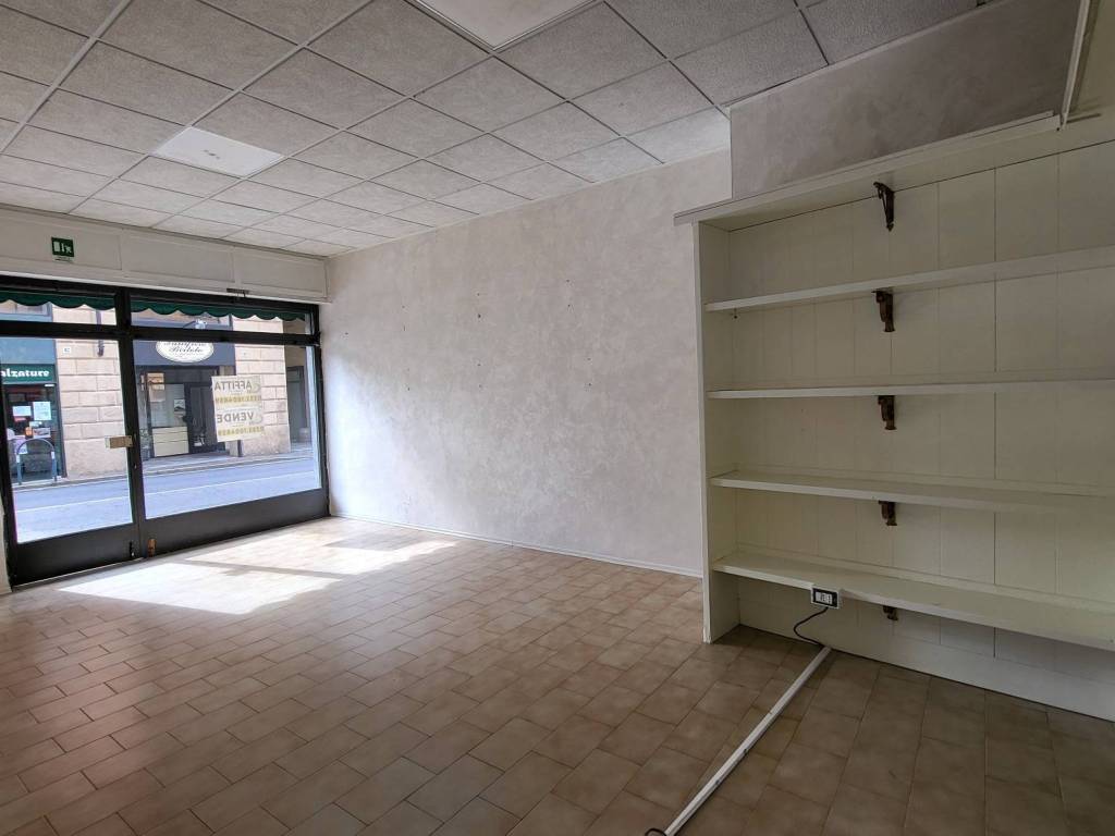 negozio in vendita a Laveno-Mombello in zona Laveno