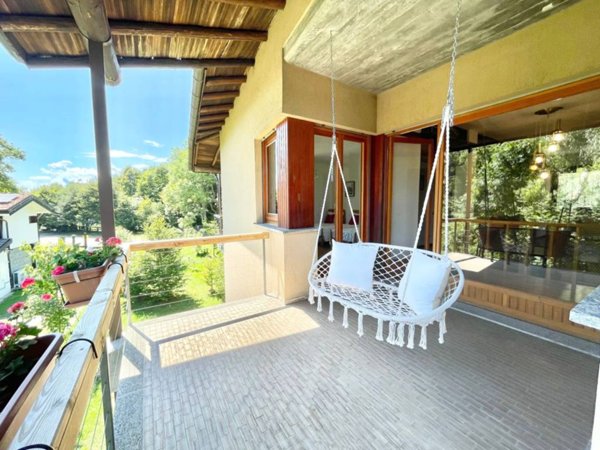 casa indipendente in vendita a Laveno-Mombello in zona Casere