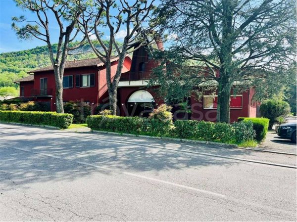 locale commerciale in vendita a Laveno-Mombello in zona Laveno