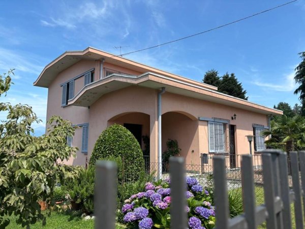 casa indipendente in vendita a Laveno-Mombello in zona Laveno