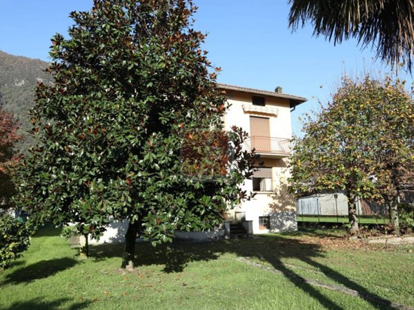casa indipendente in vendita a Laveno-Mombello in zona Laveno