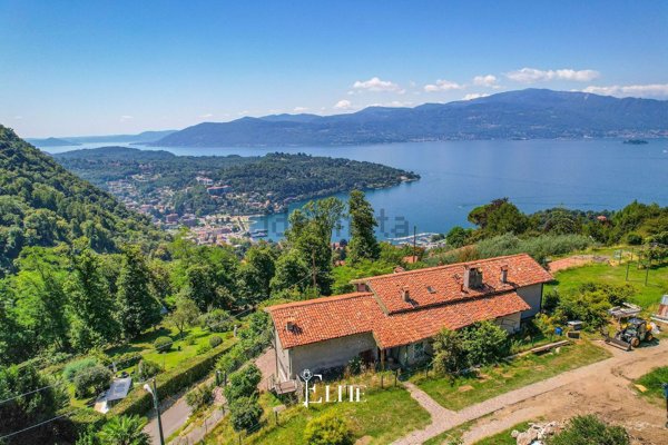 casa indipendente in vendita a Laveno-Mombello in zona Laveno