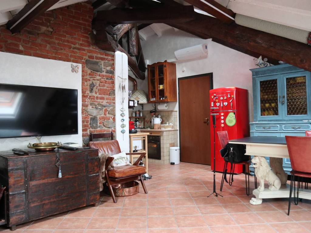 appartamento in vendita a Laveno-Mombello in zona Laveno